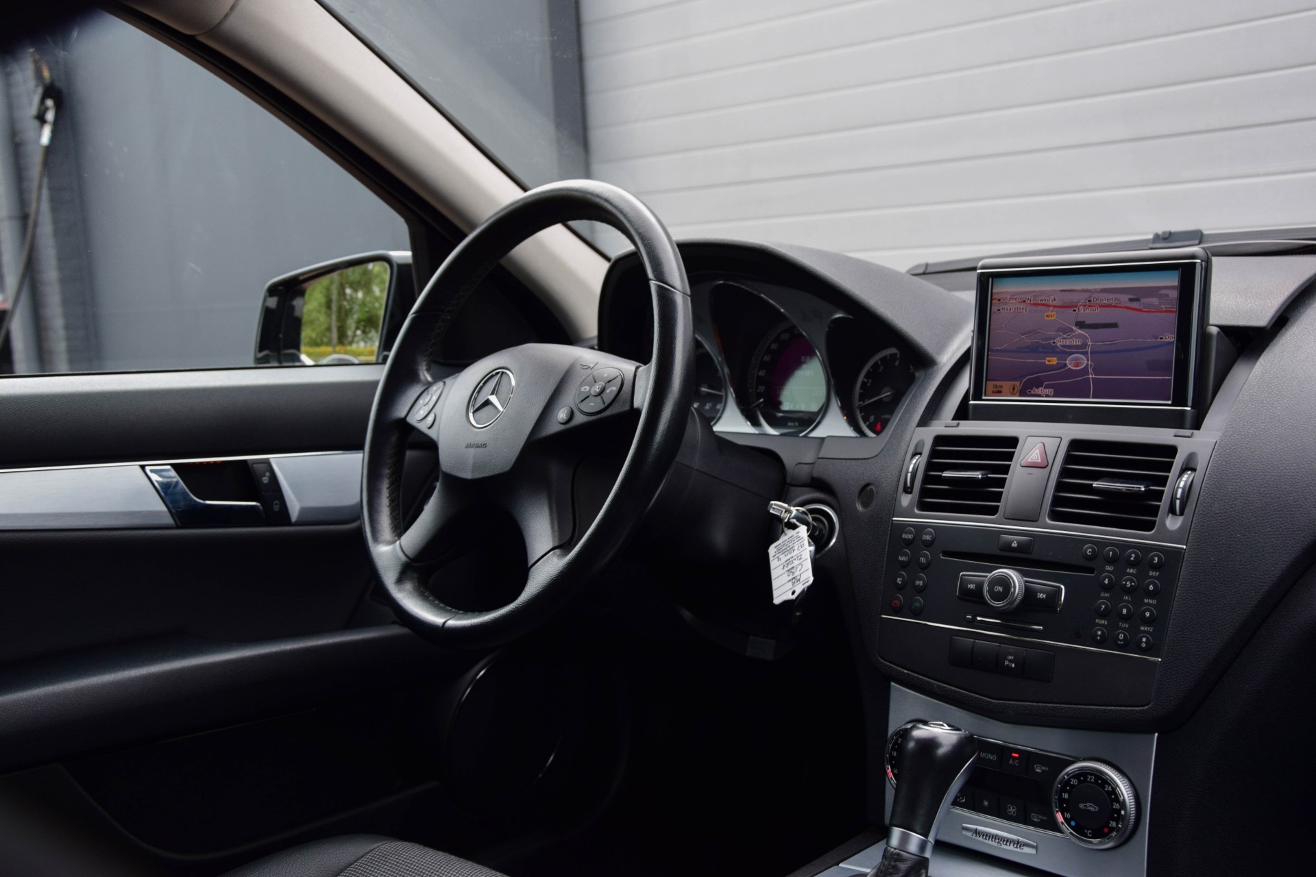 Mercedes-Benz C-Klasse 180 CGI BE Avantgarde Comand/DVD/Pts Aut5 Foto 6