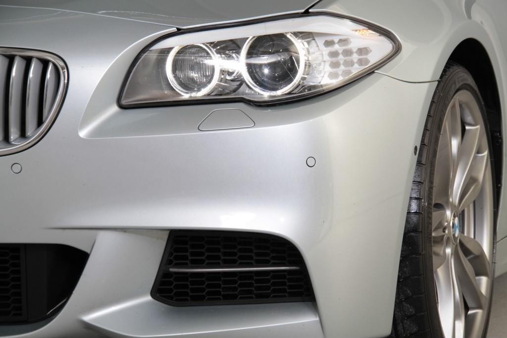 BMW 5 Serie M550d X-Drive HUD/ACC/Merino/Individual Aut8 1ste eigenaar Foto 17