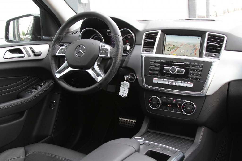 Mercedes-Benz M-Klasse 350 4-M Bluetec AMG Airmatic/Harman-Kardon Aut7 Foto 6