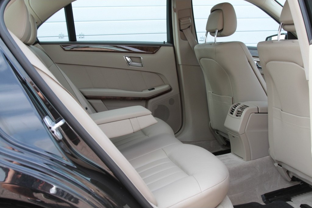 Mercedes-Benz E-Klasse 350 CGI Leer/ILS/Com/Wiss Aut7 Foto 4