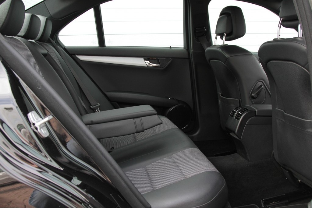 Mercedes-Benz C-Klasse 250 CGI BE Avantgarde AMG Comand/ILS Aut5 Foto 4