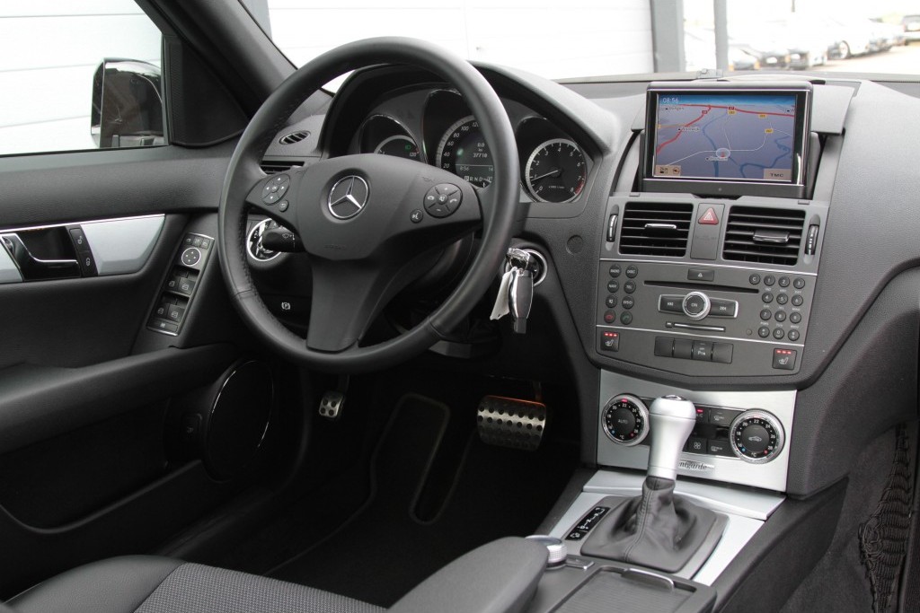 Mercedes-Benz C-Klasse 250 CGI BE Avantgarde AMG Comand/ILS Aut5 Foto 8