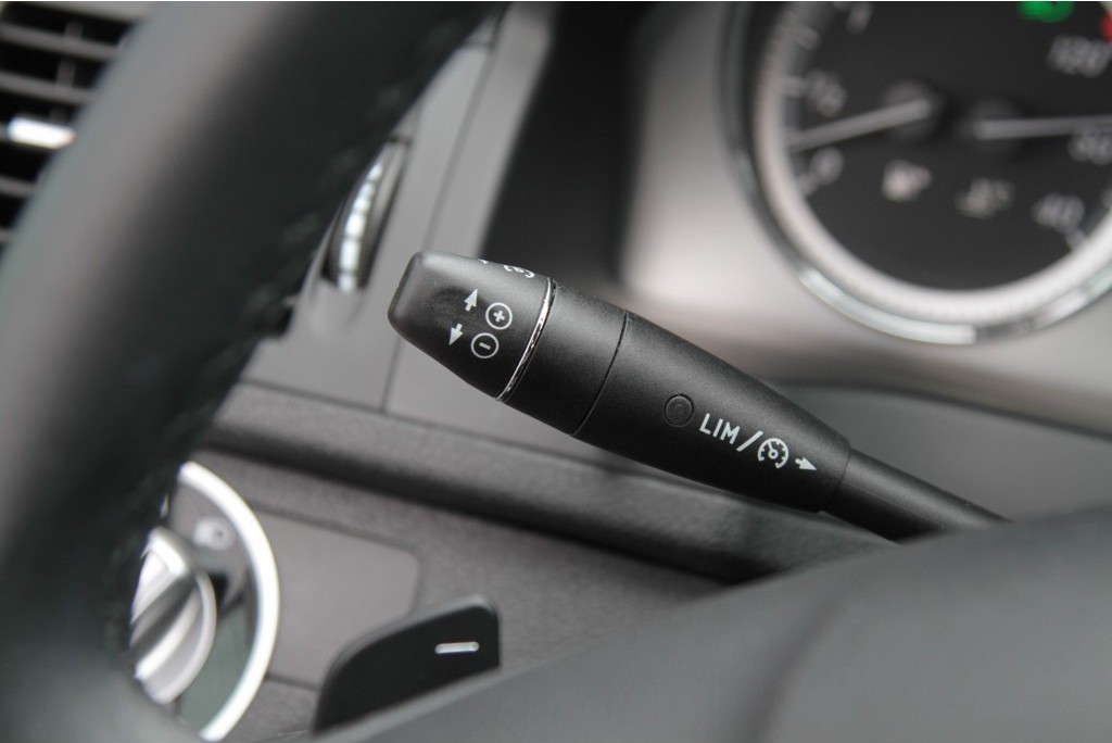 Mercedes-Benz C-Klasse 250 CGI BE Avantgarde AMG Comand/ILS Aut5 Foto 9