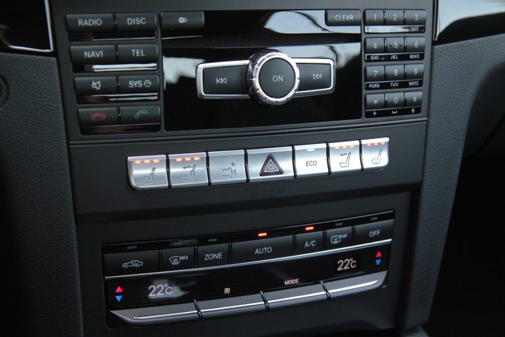 Mercedes-Benz E-Klasse 250 Cabriolet AMG Navi/Keyless-Go/ILS Aut7 Foto 14